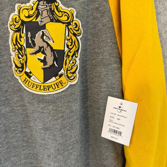 NWT Wizarding World Of Harry Potter Hufflepuff Crewneck Sweatshirt Graphic Gray - Picture 2 of 10